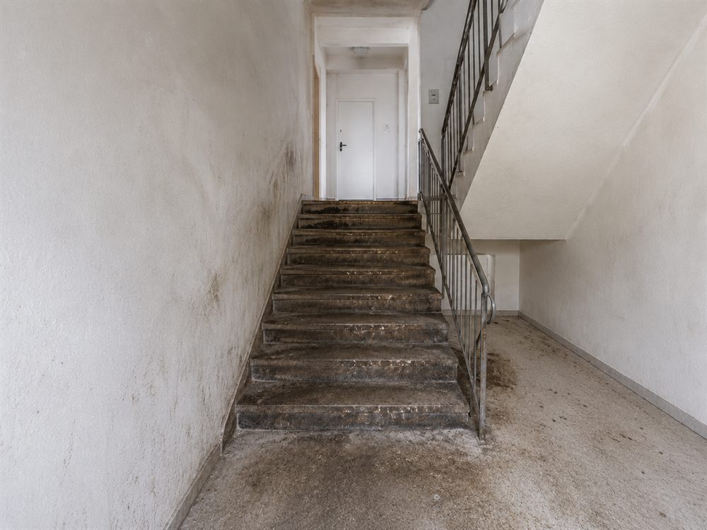 Treppenhaus vor der Reinigung