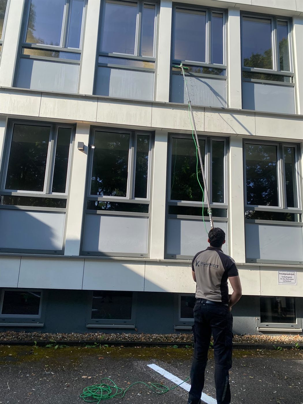Gebäudereinigung in Rastatt: Fensterreinigung per Osmose-Verfahren durch das Klarheit-Team
