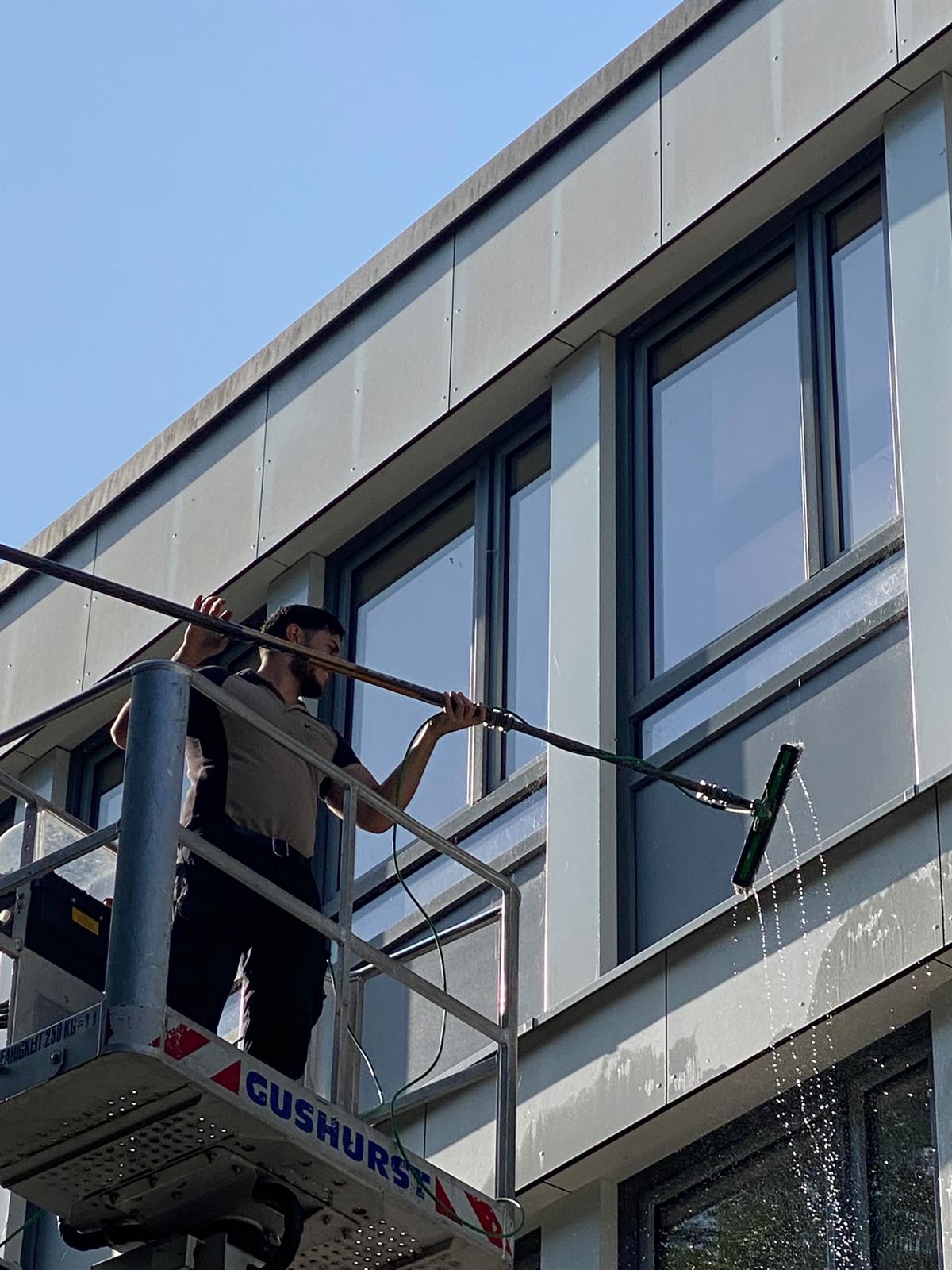 Glas- und Fassadenreinigung von der Hebebühne