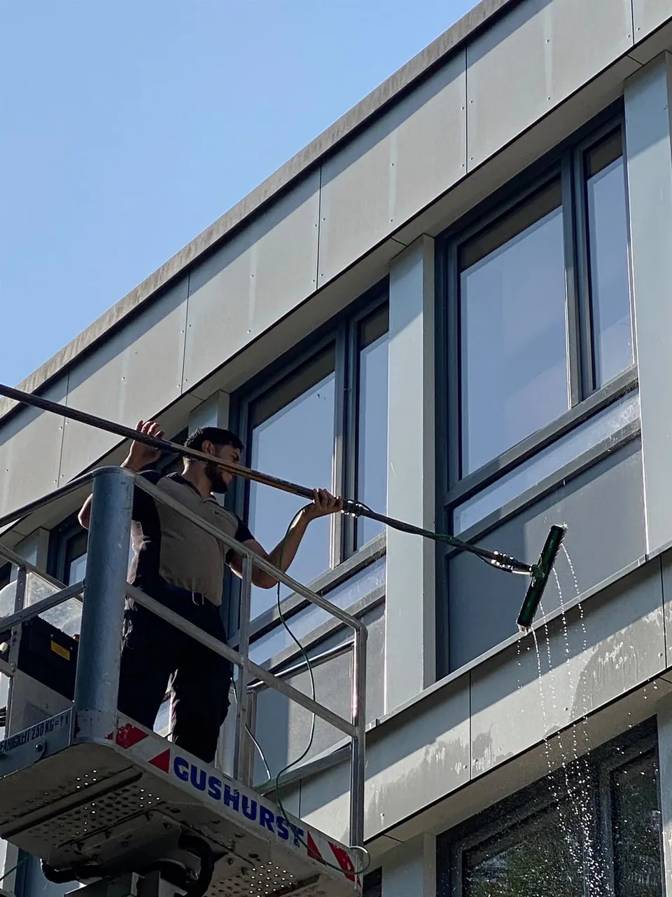 Glas- und Fassadenreinigung von der Hebebühne