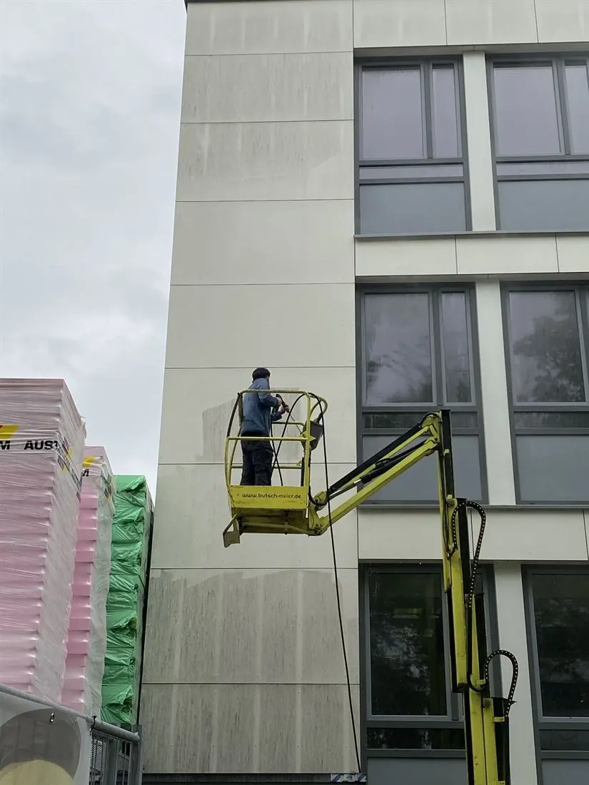 Fassadenreinigung mit Hebebühne, Klarheit Gebäudeservice